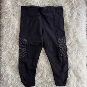 Lululemon black cropped tights leggings with reflective print size 6